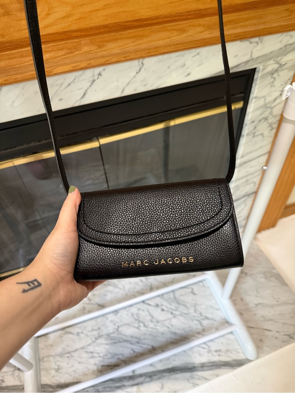 EUC Marc Jacobs Black Groove Leather Crossbody Wallet Metal Logo - Picture 2 of 16